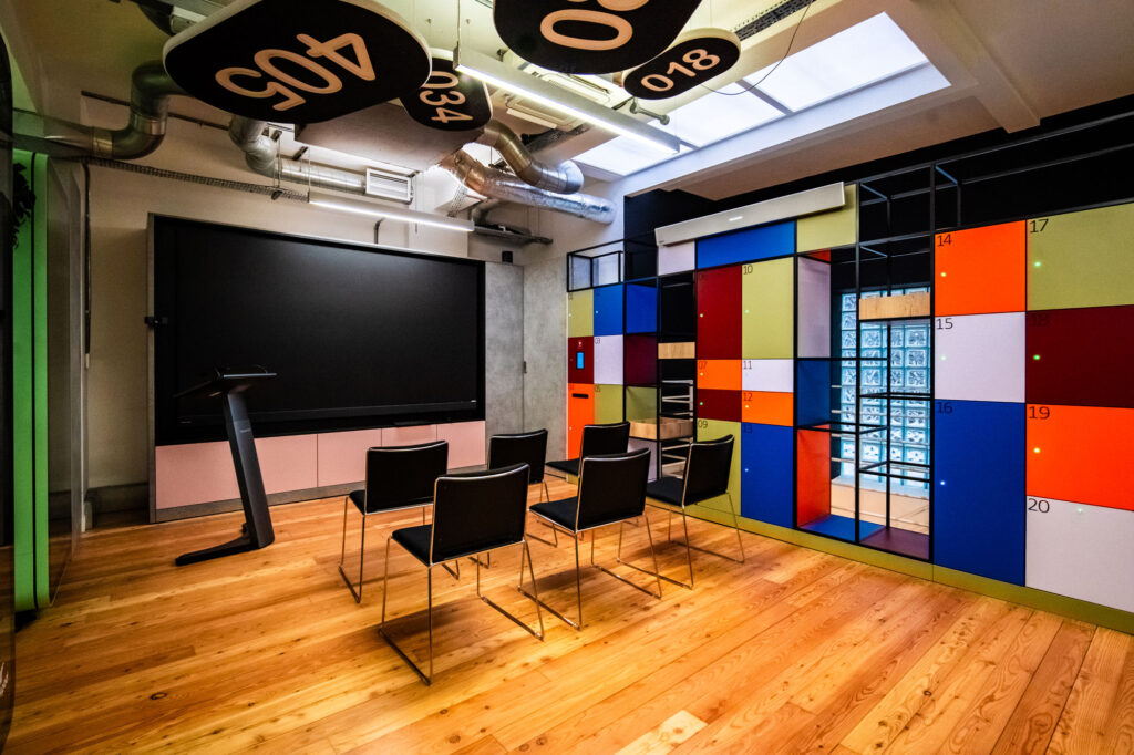 Presentation area in the Your Workspace showroom with Simplicity smart lockers and a Media Wall with an integrated screen.