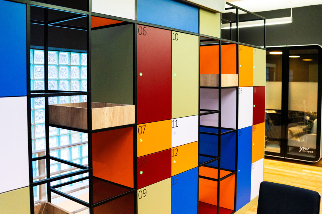 Plexus and smart lockers integrated for a bespoke storage solution in the Your Workspace showroom.