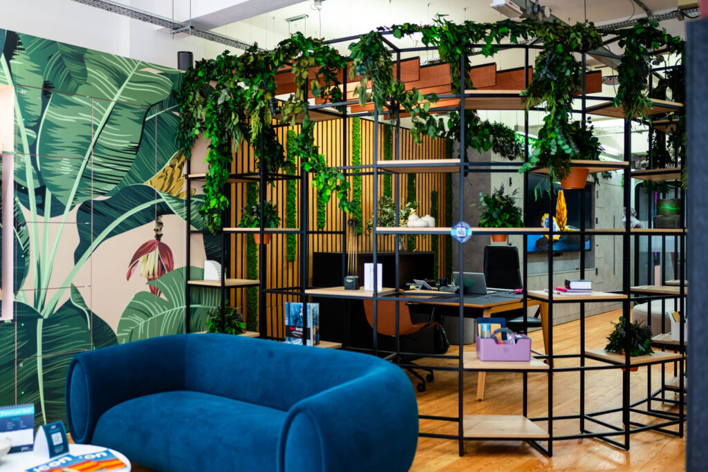Plexus Curve modular shelving in the Your Workspace showroom that acts as workspace partitioning.